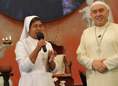 The Salesian Sister Sheela Jacob has come from Bangalore, India, bringing greetings and hugs from beloved Sister Nancy Pereira to Anima Universale and especially to Swami Roberto – Darshan, 28 giugno 2009