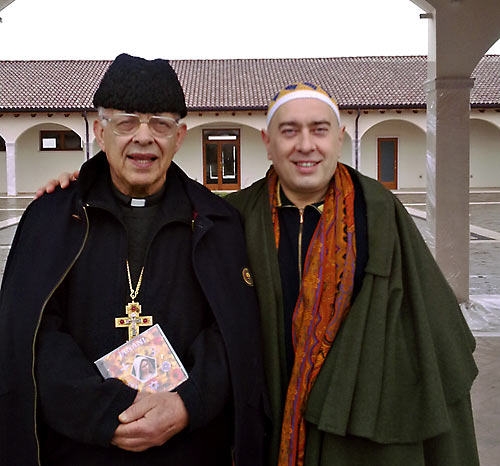 Swami Roberto con Mons. Fogliazza